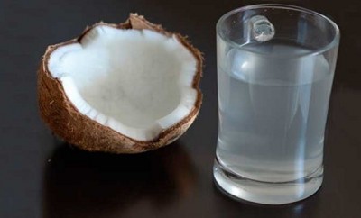 beneficios de tomar agua de coco